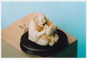 根付(お歯黒をつける婦人)